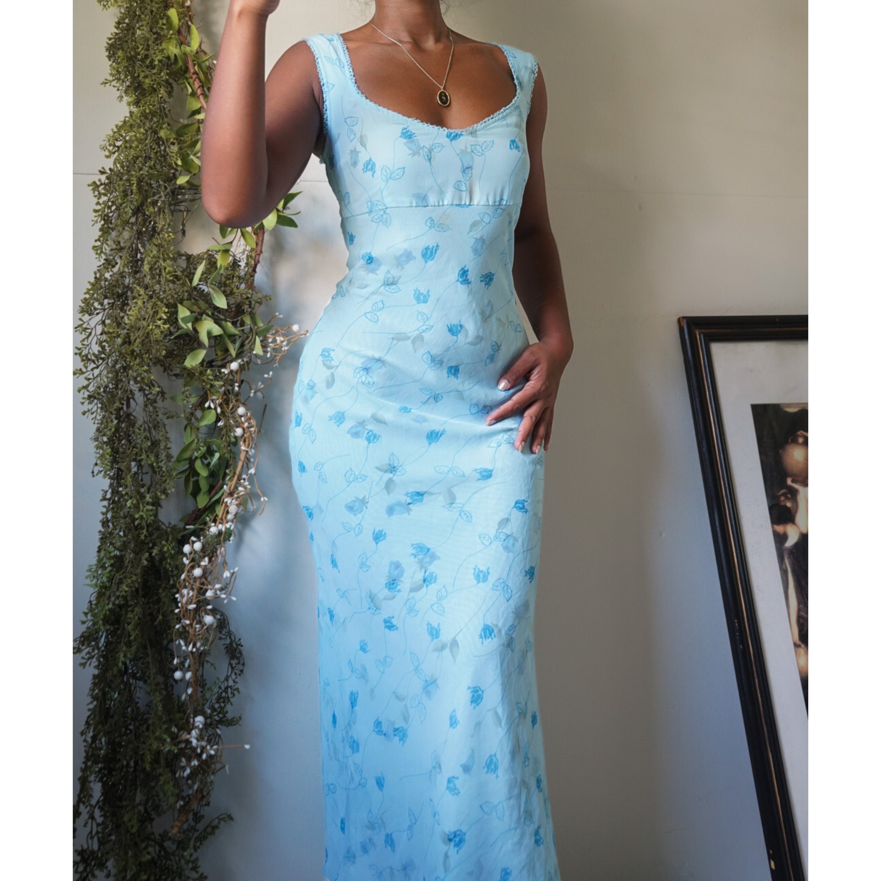romantic-blue-rosebud-dress-image